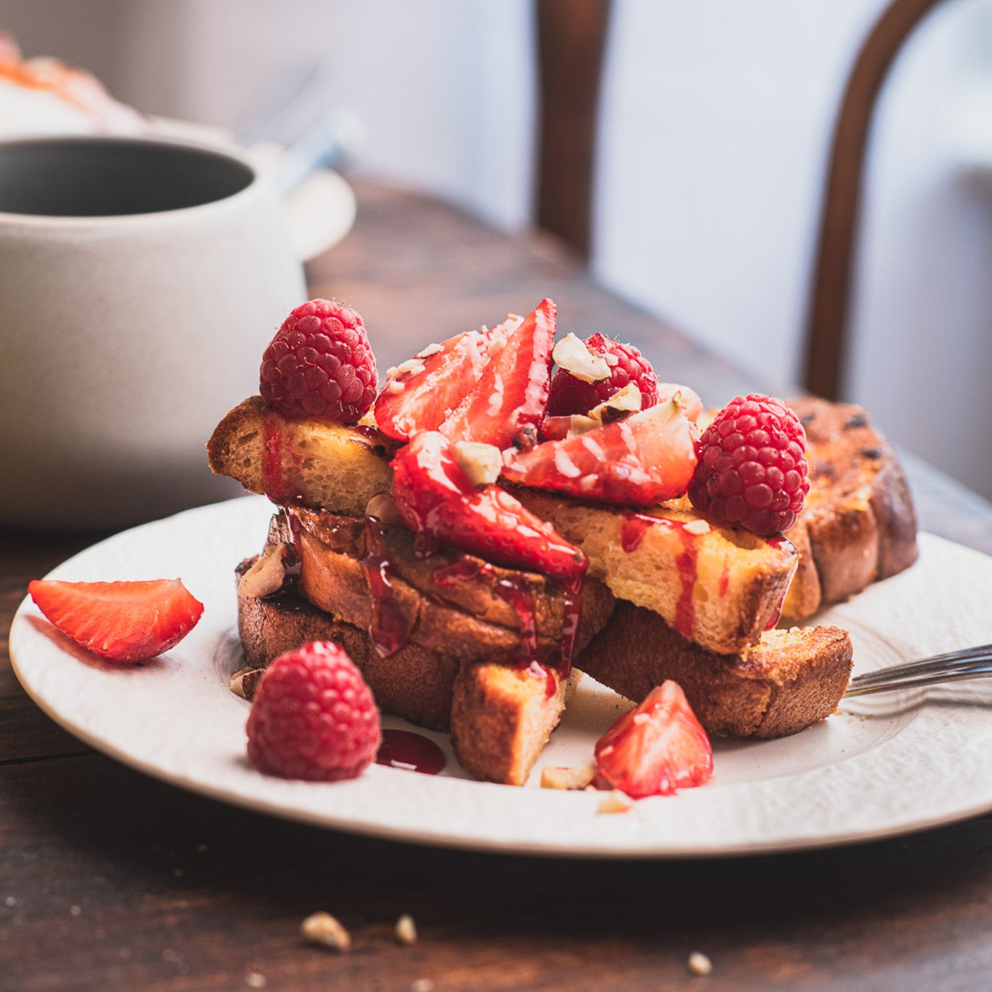 Brioche perdue fraises framboises noisettes