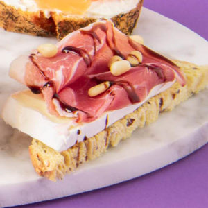 6 mini toasts brie jambon sec pignons de pin et crème balsamique