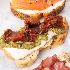 6 mini toasts stracciatella pesto et tomates séchées