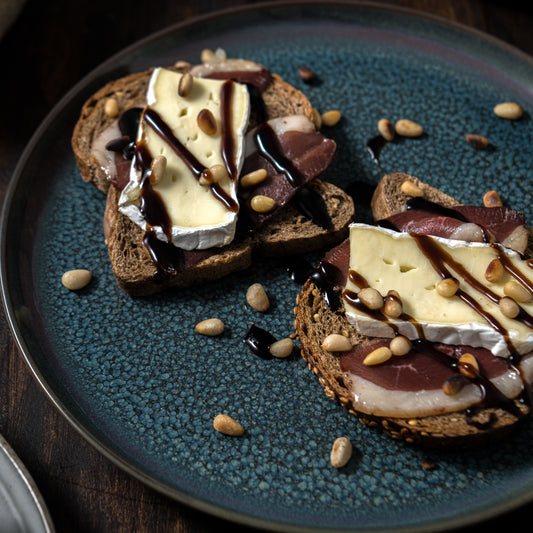 6 mini toasts brie magret de canard pignons de pin et crème balsamique